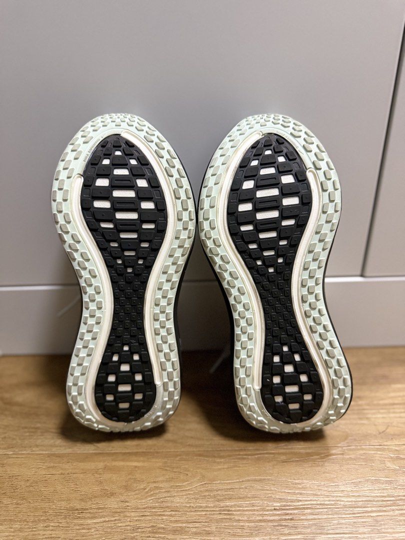 Preloved Nike Vomero Plus in light green (Category: Sneakers) located in Pasig City. Submitted by akis.onlineshop (Listing ID 1465788169, Image 3). Description: No box, kept on acrylic boxes | 23cm | in good condition.