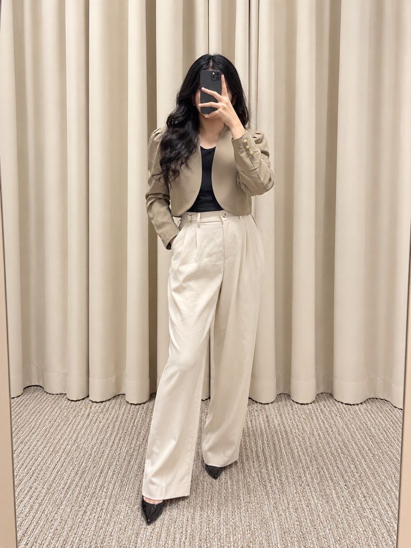 Premium Cropped Blazer (Category: Coats, Jackets and Outerwear) located in Taguig. Submitted by vm.co (Listing ID 1465919484, Image 1). Description: see photo.