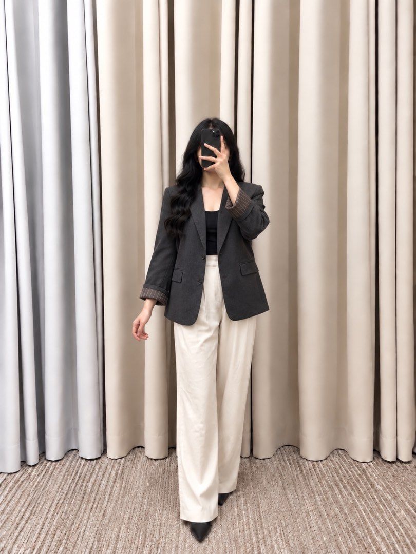 Premium Gray Blazer with Accent (Category: Coats, Jackets and Outerwear) located in Taguig. Submitted by vm.co (Listing ID 1465942184, Image 1). Description: .