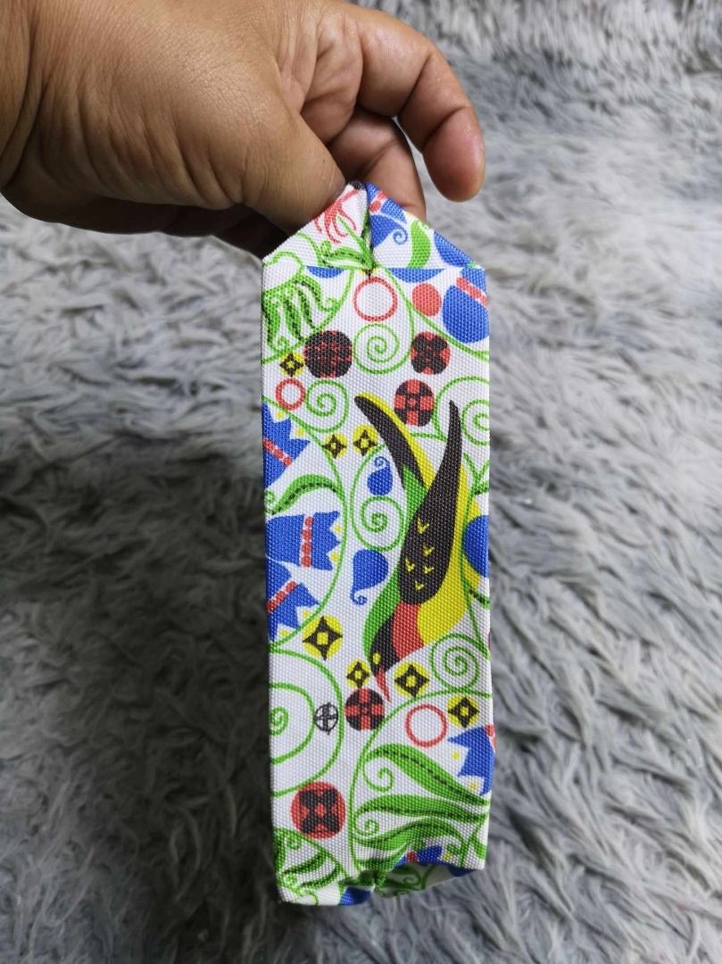 Printed Design Flat Zipper Pouch (Category: Purses & Pouches) located in Santa Cruz. Submitted by jmy_surplus.2 (Listing ID 1465898044, Image 2). Description: Size ; L - 6 W - 9.4 Color ; Green , Blue Type ; Pouch Brand ; No brand Material ; Nylon Style ; Zipper Closure Pouch LR 129 JMY 5 Batch #224.