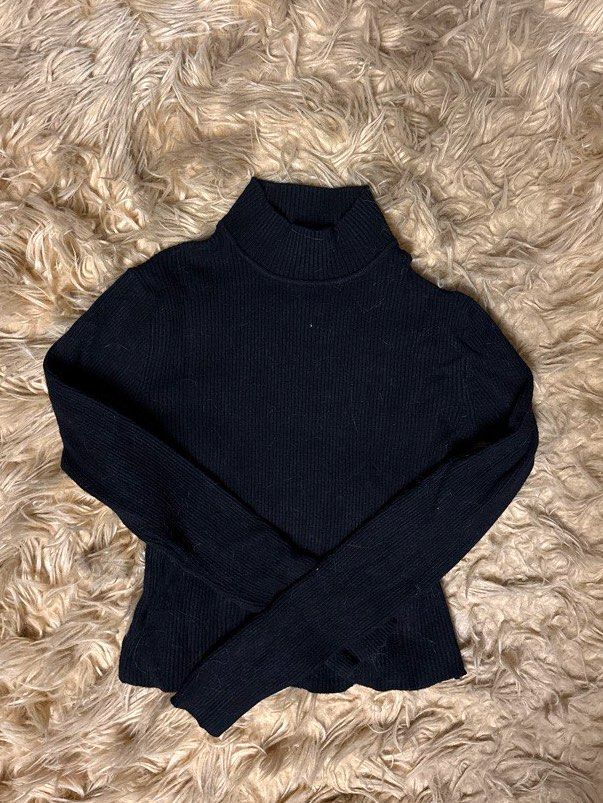 Pull & Bear Black Ribbed Mock Neck Long Sleeve Top (Category: Longsleeves) located in Manila. Submitted by deisattic (Listing ID 1465858216, Image 1). Description: Pull & Bear Black Knit Turtleneck Long Sleeve Top 🖤 Brand: Pull & Bear Size: M on tag but fits S-XS Condition: Excellent preloved condition Measurements 📏 • Length: 16.5” • Sleeve length: 21” • Bust: 24-25” 💰negotiable 📦 shipping fee shouldered by the buyer 💬 message for inquiries
