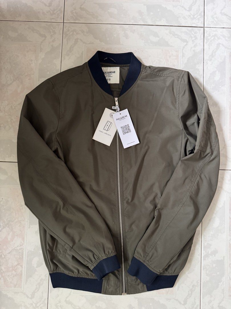 Pull & Bear Bomber Jacket (Category: Coats, Jackets and Outerwear) located in Singapore. Submitted by cyhohoho (Listing ID 1465875196, Image 1). Description: - purchases from Pull & Bear @ Vivo City - rtp: $39.90.