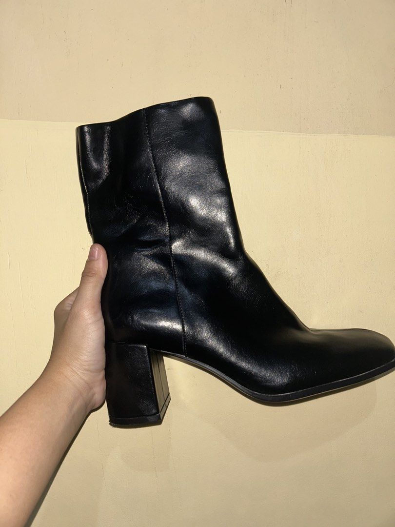 PULL&BEAR LEATHER BOOTS 👢🤎 (Category: Boots) located in Caloocan City. Submitted by karidaaad (Listing ID 1465933684, Image 3). Description: 📍 Bought at Pull&Bear – SM MOA 💸 Selling Price: ₱2,400 ✨ Condition: Like new — once used only 👢 Brand: Pull&Bear 📏 Size: EU 39 / US 8 🖤 Type: Leather Shoes / Leather Boots ✅ Original item Bought personally from Pull&Bear SM MOA. Only used once, so still in excellent condition! Keywords: Pull&Bear shoe
