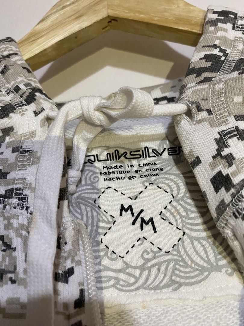 Quicksilver camo hoodie (Category: Hoodies) located in Cebu City. Submitted by arsenyong (Listing ID 1465918923, Image 2). Description: 20 width 27 length Very good condition Issue:yellow stain Need wash only .
