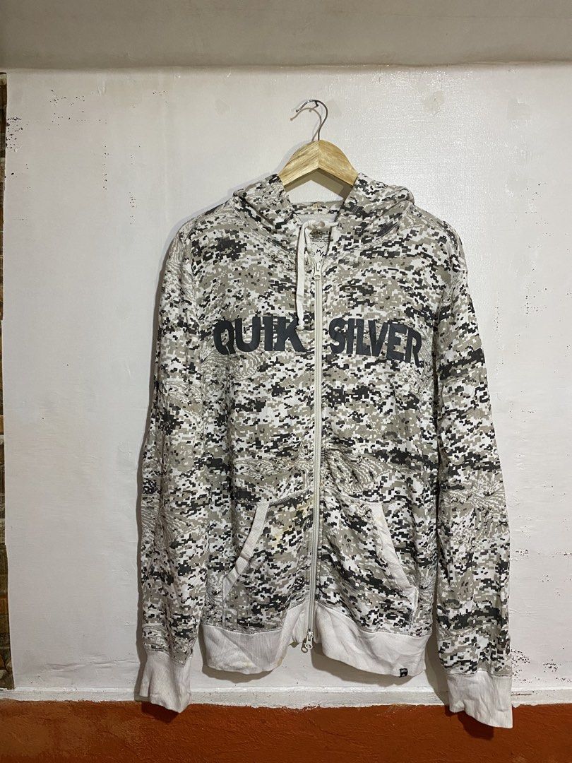 Quicksilver camo hoodie (Category: Hoodies) located in Cebu City. Submitted by arsenyong (Listing ID 1465918923, Image 1). Description: 20 width 27 length Very good condition Issue:yellow stain Need wash only .
