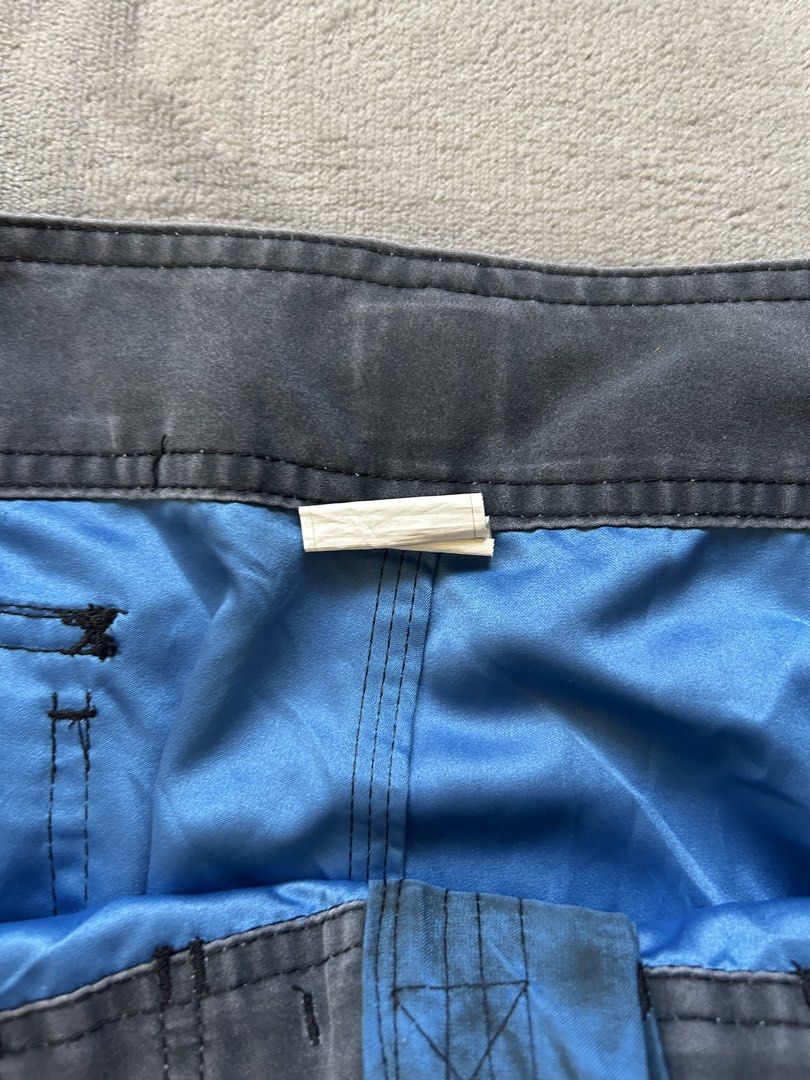 Quicksilver Short (Category: Shorts) located in Manila. Submitted by wenttttt (Listing ID 1465945666, Image 3). Description: 32 x 18.5 x 11 No issue.