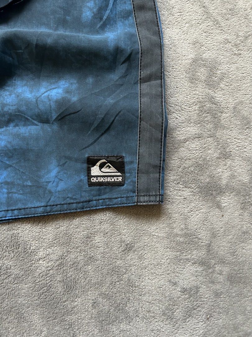 Quicksilver Short (Category: Shorts) located in Manila. Submitted by wenttttt (Listing ID 1465945666, Image 2). Description: 32 x 18.5 x 11 No issue.