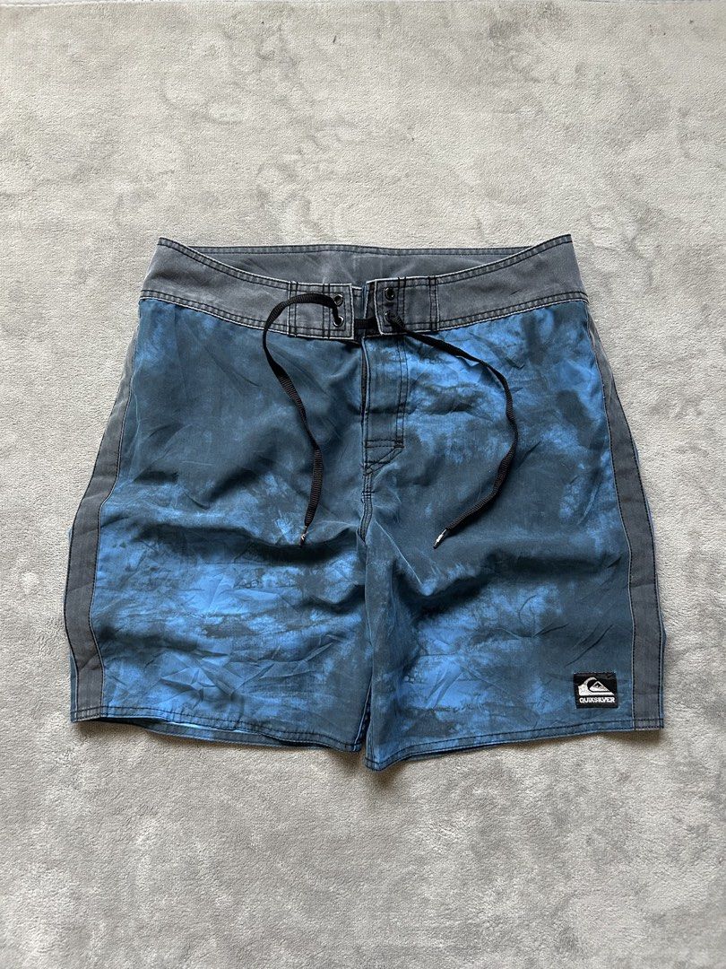 Quicksilver Short (Category: Shorts) located in Manila. Submitted by wenttttt (Listing ID 1465945666, Image 1). Description: 32 x 18.5 x 11 No issue.