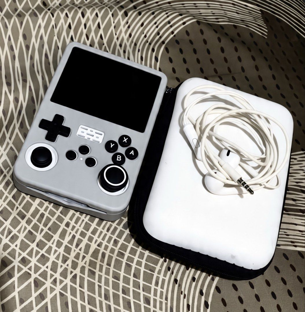 R36s Console with Browser 128Gb (Category: Others) located in Makati City. Submitted by shidou_ (Listing ID 1465765340, Image 1). Description: .