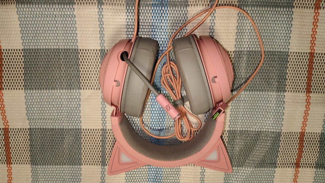 Razer Kraken Kitty Edition Pink Gaming Headset USB (Category: Headphones & Headsets) located in Santa Maria. Submitted by kaorumiku57713 (Listing ID 1465808727, Image 2). Description: - Authentic pink Razer gaming headset featuring adorable cat ears - Customizable RGB lighting for your ultimate gaming setup - Built-in retractable microphone for clear communication - Comfortable gray ear cushions and headband padding for long gaming sessions - Wir