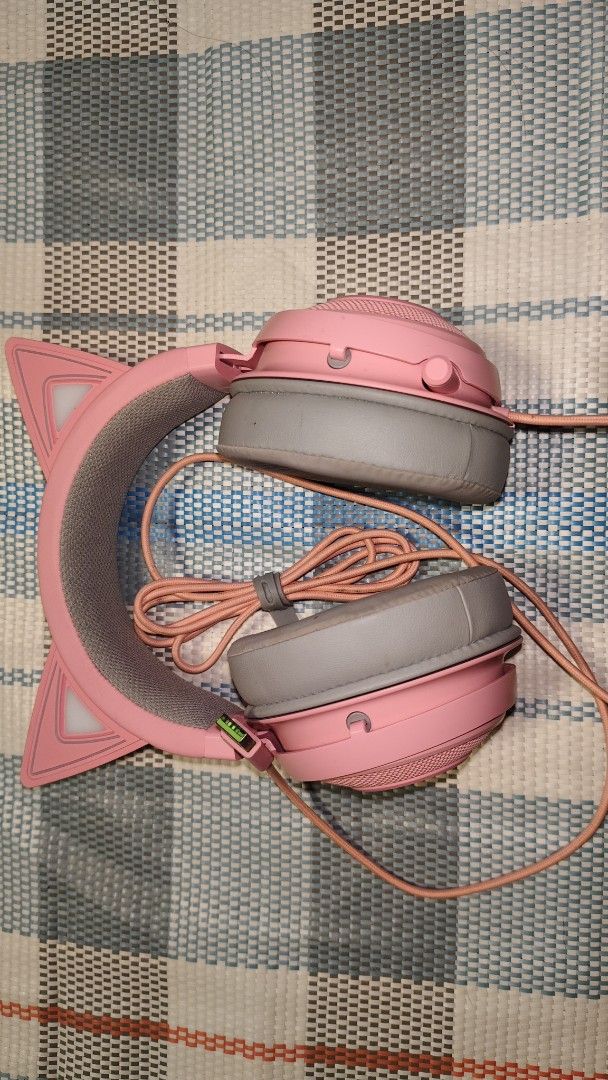 Razer Kraken Kitty Edition Pink Gaming Headset USB (Category: Headphones & Headsets) located in Santa Maria. Submitted by kaorumiku57713 (Listing ID 1465808727, Image 3). Description: - Authentic pink Razer gaming headset featuring adorable cat ears - Customizable RGB lighting for your ultimate gaming setup - Built-in retractable microphone for clear communication - Comfortable gray ear cushions and headband padding for long gaming sessions - Wir