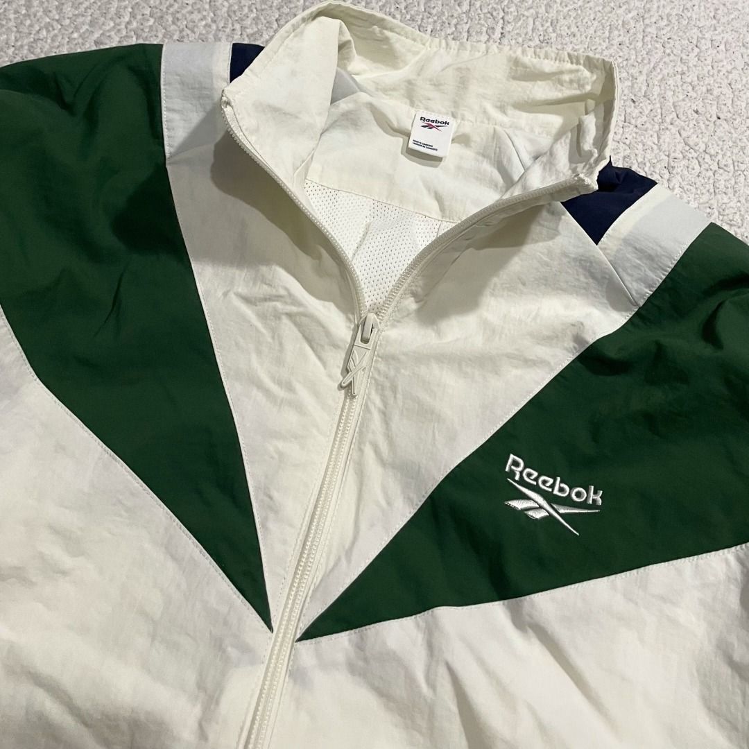 Rebook Windbreaker (Category: Coats, Jackets and Outerwear) located in Caloocan City. Submitted by jthriftshop00 (Listing ID 1465868672, Image 2). Description: Reebok Windbreaker Small on tag (fits up to large) Dimes: 24x27.5 Color rate: 9.9/10 Condition: 9.8/10 like new condition🔥.