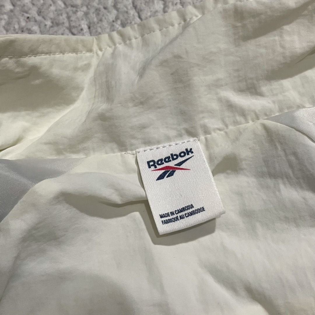 Rebook Windbreaker (Category: Coats, Jackets and Outerwear) located in Caloocan City. Submitted by jthriftshop00 (Listing ID 1465868672, Image 3). Description: Reebok Windbreaker Small on tag (fits up to large) Dimes: 24x27.5 Color rate: 9.9/10 Condition: 9.8/10 like new condition🔥.