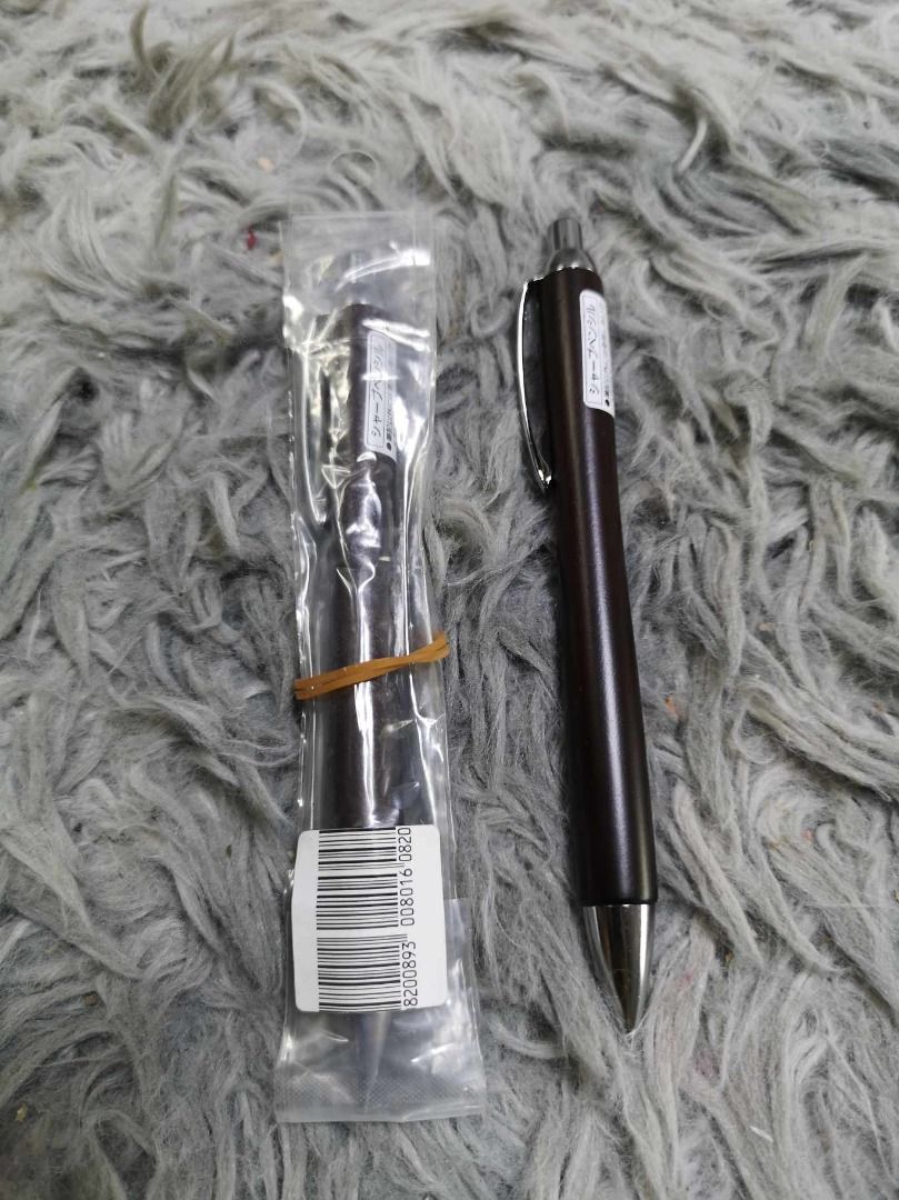 Retractable Ballpen Point Pen With Pocket Clip (Category: Stationery & School Supplies) located in Santa Cruz. Submitted by jmy_surplus.2 (Listing ID 1465903254, Image 1). Description: Size ; L - 5.5 W - .4 Color ; Black Type ; Ballpen Brand ; No brand Material ; Synthetic Style ; Black Ballpen With Chrome Pocket Clip LG 113 JMY 5 Batch #224.