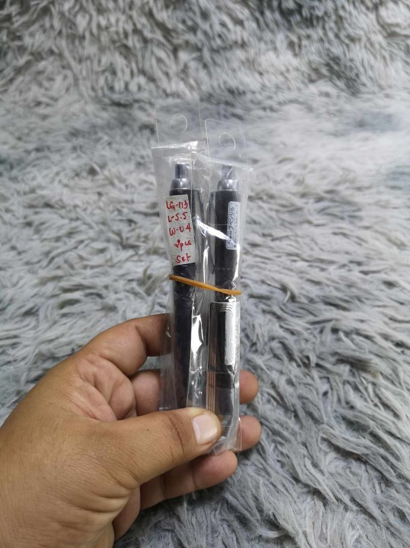 Retractable Ballpen Point Pen With Pocket Clip (Category: Stationery & School Supplies) located in Santa Cruz. Submitted by jmy_surplus.2 (Listing ID 1465903254, Image 3). Description: Size ; L - 5.5 W - .4 Color ; Black Type ; Ballpen Brand ; No brand Material ; Synthetic Style ; Black Ballpen With Chrome Pocket Clip LG 113 JMY 5 Batch #224.