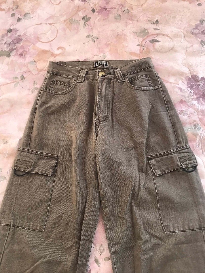 Robot Vintage Army Green Cargo Pants (Category: Jeans) located in San Fernando. Submitted by jjimadu (Listing ID 1465774132, Image 2). Description: - Color: Army Green - Fit: High waist, straight leg - Size: 24-25 Length: 41 Payment First J&T Direct for Shipping with contrast stitching.