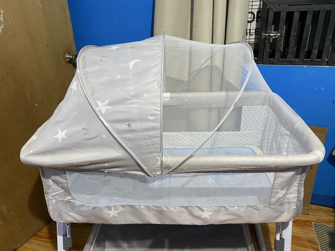 Rocking and Bedside Crib (Category: Cots & Cribs) located in Manila. Submitted by rica_liliana (Listing ID 1465948424, Image 2). Description: used for only 1 month, sayang naman kung hindi mabenta kasi hindi na ginagamit.