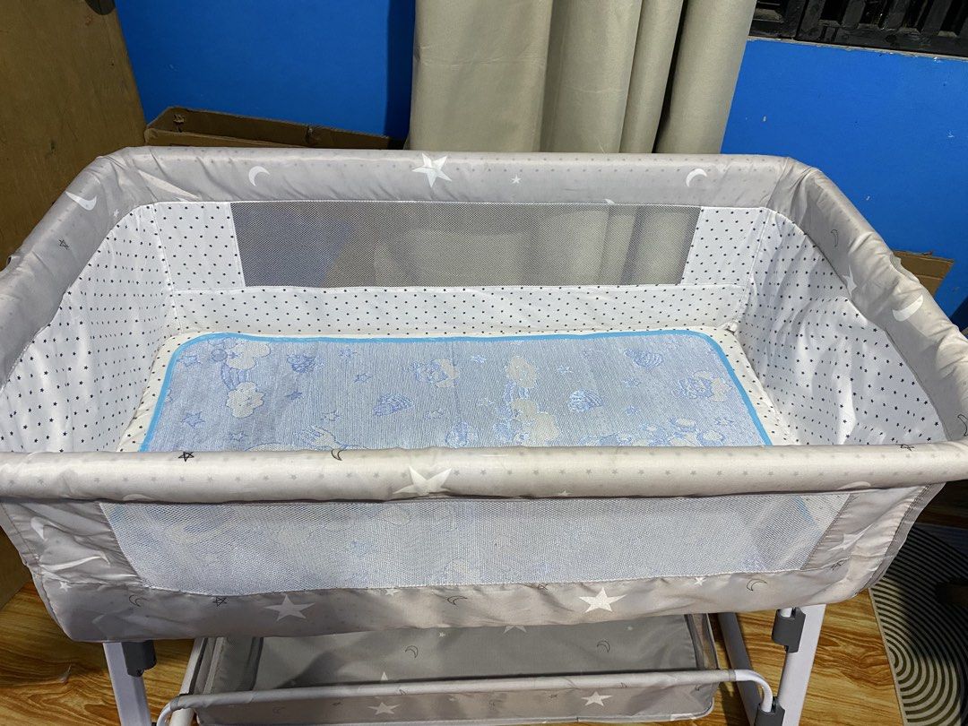 Rocking and Bedside Crib (Category: Cots & Cribs) located in Manila. Submitted by rica_liliana (Listing ID 1465948424, Image 3). Description: used for only 1 month, sayang naman kung hindi mabenta kasi hindi na ginagamit.