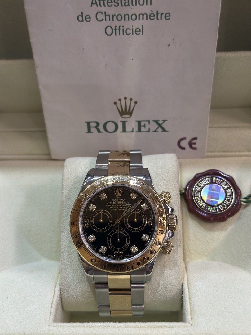 Rolex Daytona 地通拿 116523G 連2005出世紙及盒 （分類：手錶）位於 Hong Kong。 由 wongyanwatch 提交（商品編號 1465857580，圖片 2）。簡介： Rolex Cosmograph Daytona 116523G 黑面 2005年連紙、盒 With paper and box $133,800 HKD https://www.wongyanwatch.com/products/rolex/sports/116523g-blk-2005-d 🟡 40mm Oystersteel + 18K黃金金鋼殼 🖤 黑面原廠石字 + 黃金計時圈 🟡 Calibre 4130 🟡 116523G黑面石字，金鋼地通 🌊買賣手錶搵皇仁Walter 👍🏻誠實報價，務求俾客人最滿意嘅價錢 💰高價收錶，24小時隨時報價🕰️ 📍長駐旺角快富街分店 🐉九龍旺角快富街31-1A地鋪 ☎️ +852 7021 3837 🕦營業時間：11:00