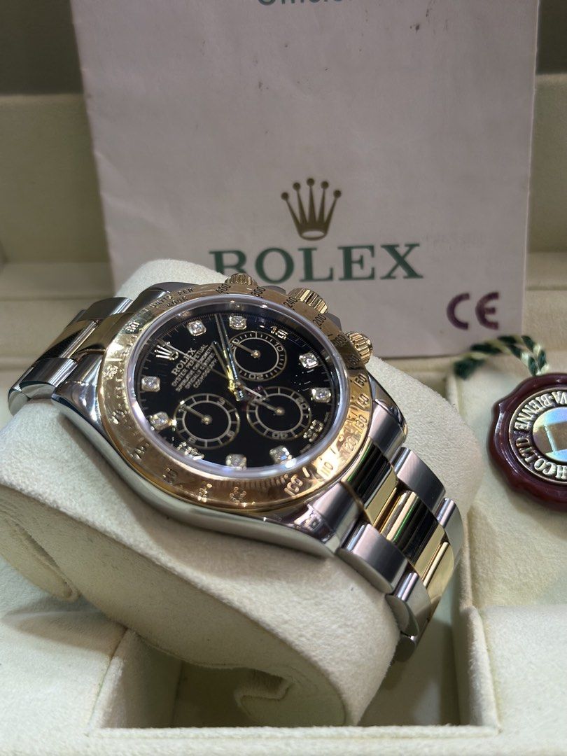 Rolex Daytona 地通拿 116523G 連2005出世紙及盒 （分類：手錶）位於 Hong Kong。 由 wongyanwatch 提交（商品編號 1465857580，圖片 3）。簡介： Rolex Cosmograph Daytona 116523G 黑面 2005年連紙、盒 With paper and box $133,800 HKD https://www.wongyanwatch.com/products/rolex/sports/116523g-blk-2005-d 🟡 40mm Oystersteel + 18K黃金金鋼殼 🖤 黑面原廠石字 + 黃金計時圈 🟡 Calibre 4130 🟡 116523G黑面石字，金鋼地通 🌊買賣手錶搵皇仁Walter 👍🏻誠實報價，務求俾客人最滿意嘅價錢 💰高價收錶，24小時隨時報價🕰️ 📍長駐旺角快富街分店 🐉九龍旺角快富街31-1A地鋪 ☎️ +852 7021 3837 🕦營業時間：11:00