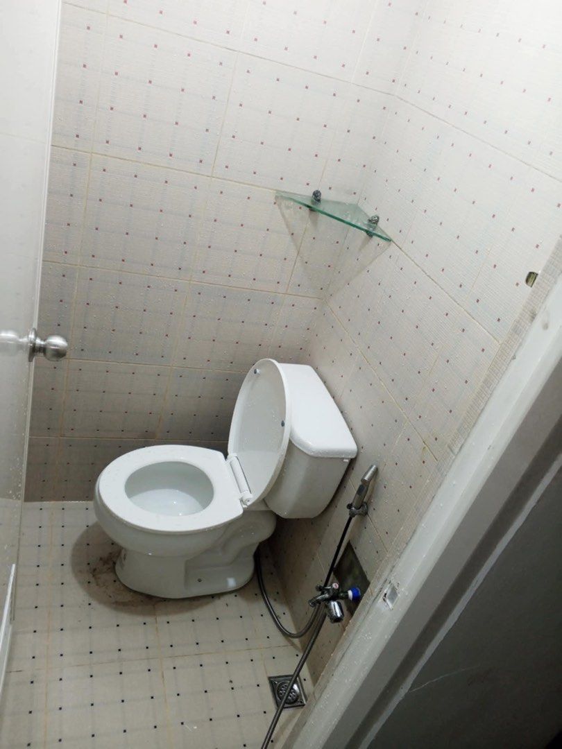 Room for rent Pasig City (Category: Room Rentals) located in Makati City. Submitted by whywatch (Listing ID 1302852989, Image 2). Description: Room for rent, LADIES/FEMALE only, limited units and very accessible to public transport going to Ortigas, BGC, Eastwood, Meralco, Medical City, Tiendesitas, Megamall, Podium, Bridgetowne, etc. With aircon. 2-3 minute walk to various restaurants, groceries, drugstore, banks, mcdo, jollibee, etc. VERY conve
