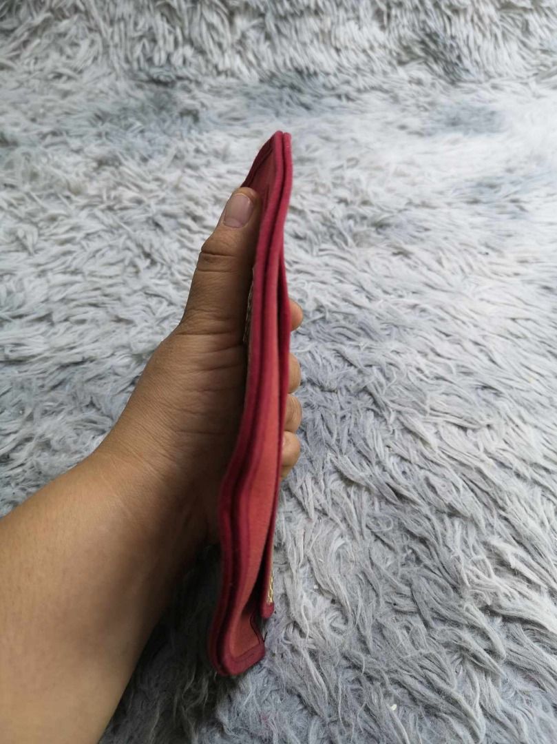 Saddle Shaped Fabric Pouch (Category: Purses & Pouches) located in Santa Cruz. Submitted by jmy_surplus.2 (Listing ID 1465885786, Image 2). Description: Size ; L - 5.4 W - 8.6 Color ; Beige , red Type ; Clutch Brand ; No brand Material ; Nylon Style ; Red trim Beige Printed design Clutch LR 129 JMY 5 Batch #224.