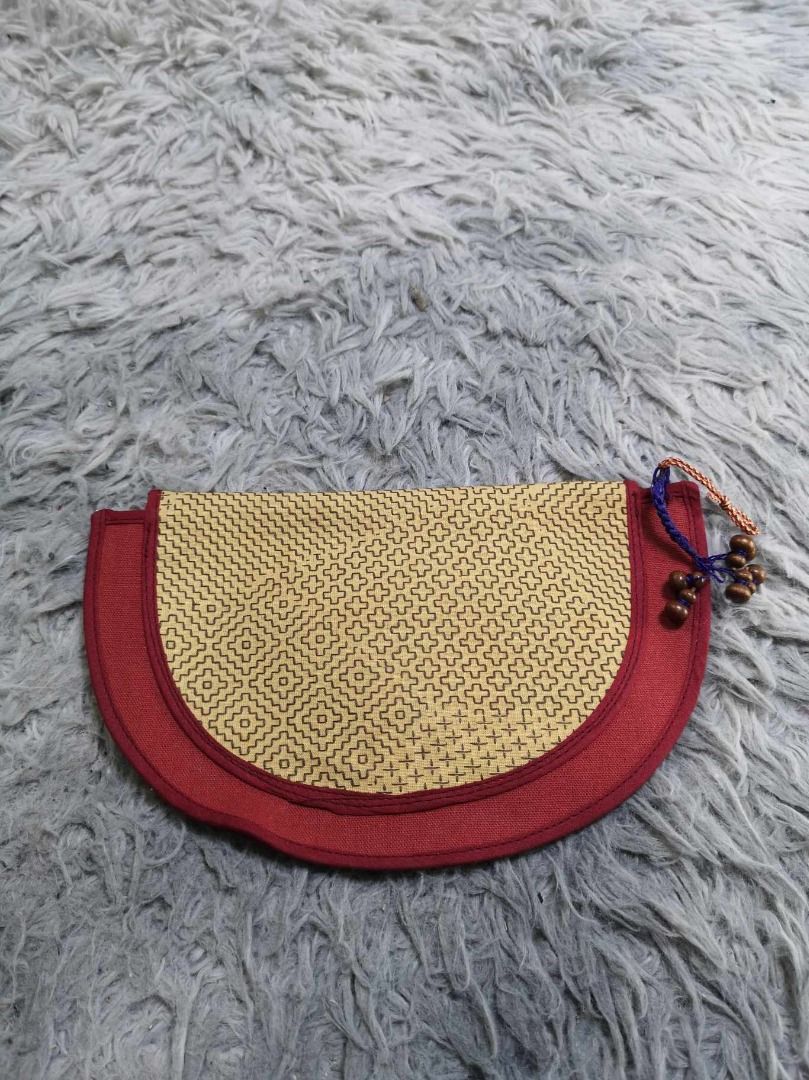 Saddle Shaped Fabric Pouch (Category: Purses & Pouches) located in Santa Cruz. Submitted by jmy_surplus.2 (Listing ID 1465885786, Image 1). Description: Size ; L - 5.4 W - 8.6 Color ; Beige , red Type ; Clutch Brand ; No brand Material ; Nylon Style ; Red trim Beige Printed design Clutch LR 129 JMY 5 Batch #224.