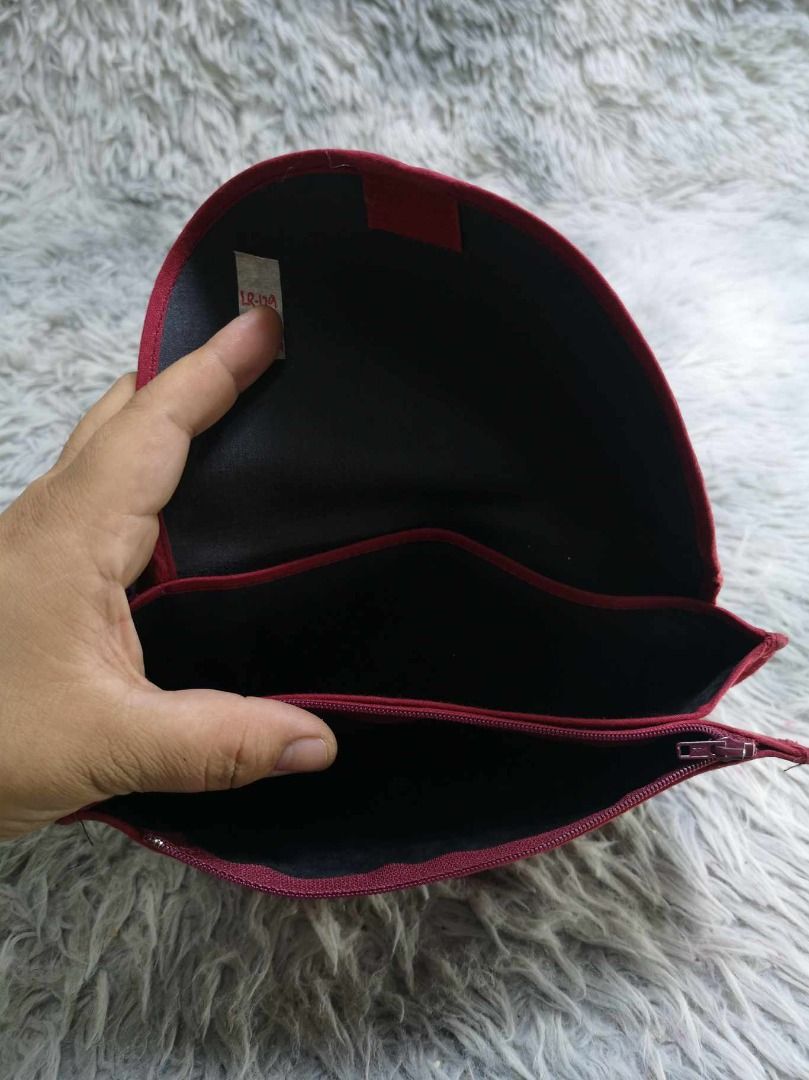Saddle Shaped Fabric Pouch (Category: Purses & Pouches) located in Santa Cruz. Submitted by jmy_surplus.2 (Listing ID 1465885786, Image 3). Description: Size ; L - 5.4 W - 8.6 Color ; Beige , red Type ; Clutch Brand ; No brand Material ; Nylon Style ; Red trim Beige Printed design Clutch LR 129 JMY 5 Batch #224.