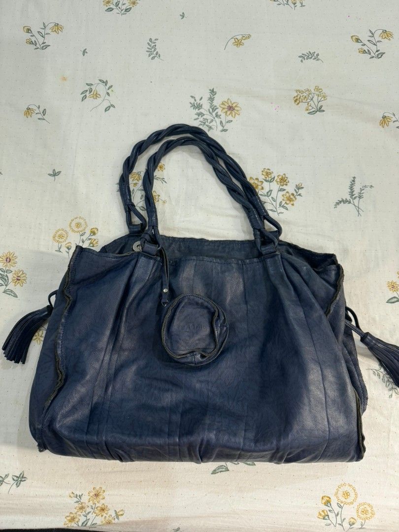Sale! Genuine Leather Bag (Category: Shoulder Bags) located in Quezon City. Submitted by everytinishere (Listing ID 1465846855, Image 1). Description: Large size Very nice genuine leather bag. Lightweight and spacious, perfect for travel.