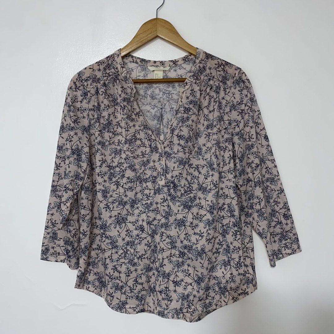 SALE‼️H&M printed top (Category: Blouses) located in San Jose del Monte. Submitted by mamiracky (Listing ID 1465878612, Image 2). Description: Last price posted In good condition No flaws No when worn .