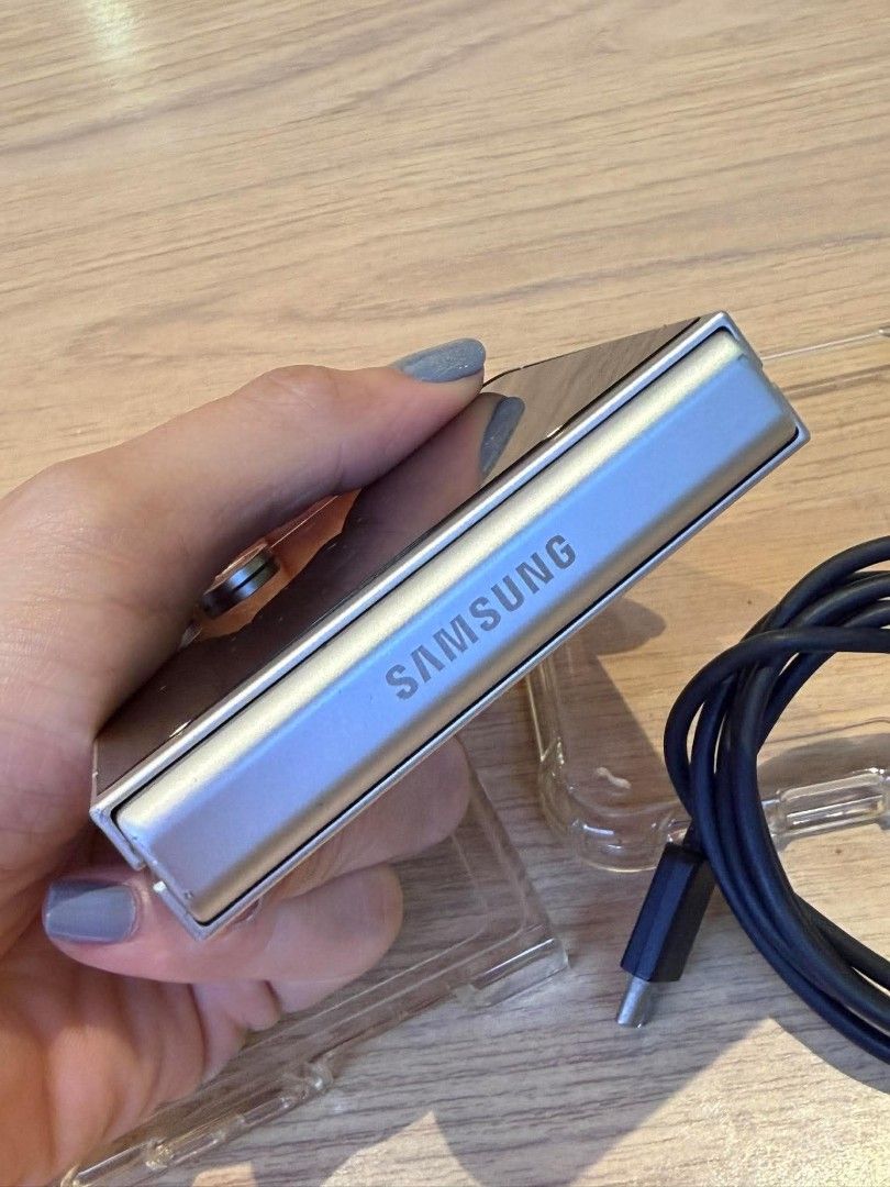 SAMSUNG Z FLIP 6 256Gb (Category: Samsung) located in Santa Rosa. Submitted by joyce1920 (Listing ID 1465927801, Image 2). Description: SAMSUNG Z FLIP 6✨ 256GB 12GB NTC Approved Openline NO ISSUES With minimal sign of usage (still presentable) Unit| Case| Orig Chord OPEN FOR SWAP💯 19,500 asking price (slightly negotiable) Meet up✔️.