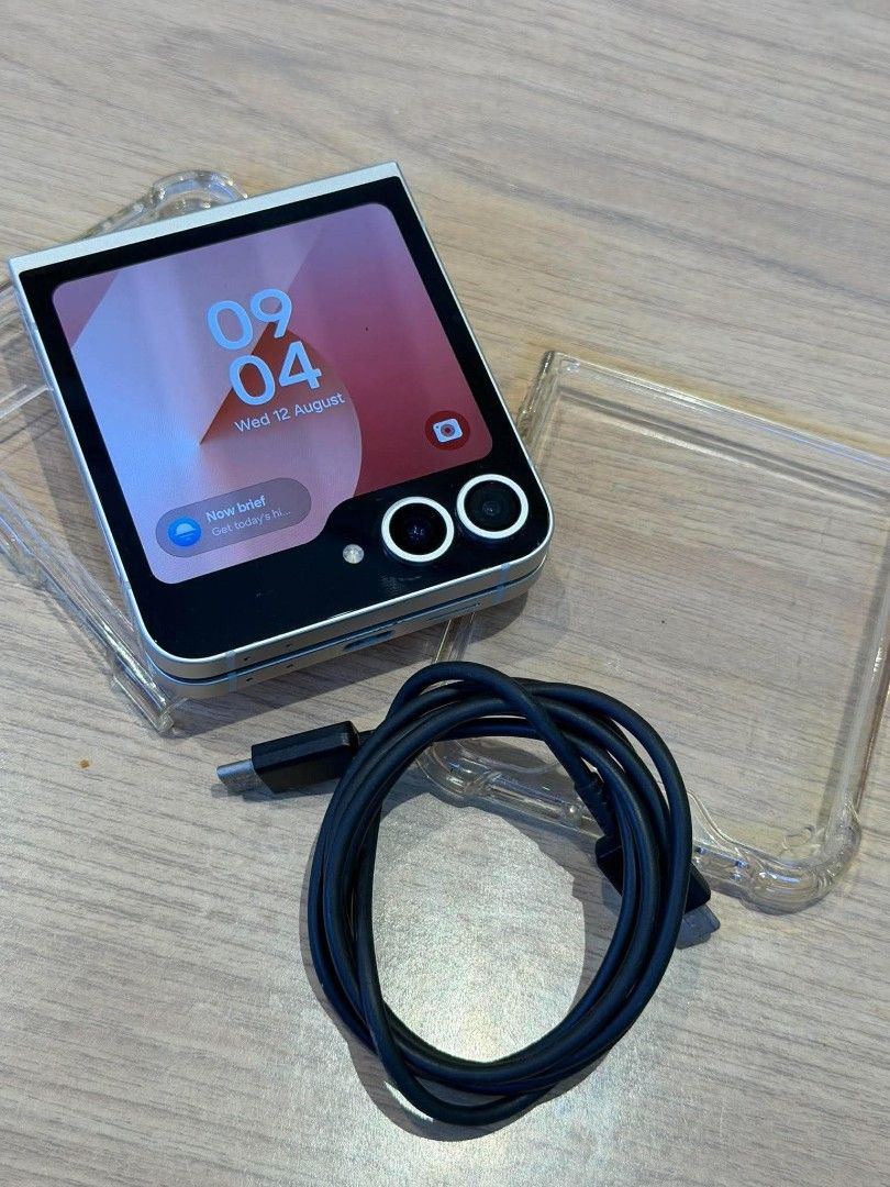 SAMSUNG Z FLIP 6 256Gb (Category: Samsung) located in Santa Rosa. Submitted by joyce1920 (Listing ID 1465927801, Image 3). Description: SAMSUNG Z FLIP 6✨ 256GB 12GB NTC Approved Openline NO ISSUES With minimal sign of usage (still presentable) Unit| Case| Orig Chord OPEN FOR SWAP💯 19,500 asking price (slightly negotiable) Meet up✔️.