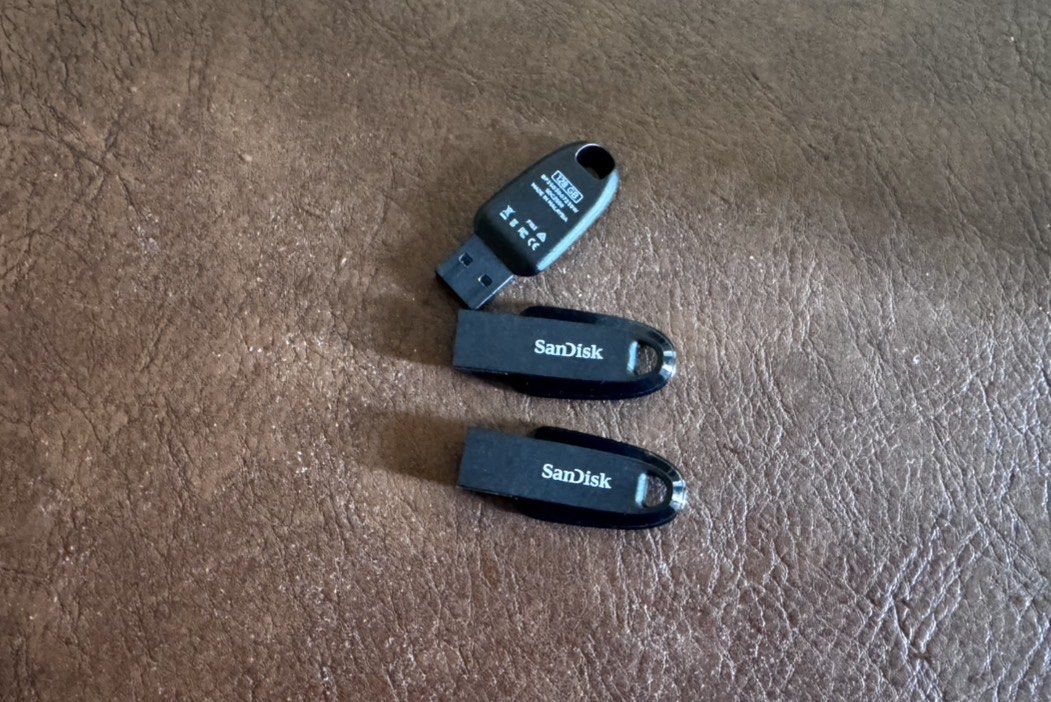 SanDisk SDCZ550 128GB 手指 三隻280 （分類：硬碟及儲存器）位於 Hong Kong。 由 john2440 提交（商品編號 1464637909，圖片 2）。簡介： SanDisk 128GB *3 100%正品正常，型號係CZ550 小用好新淨，三隻280 未保留即係仲有，回覆有限要既話請直接約 不議價，上門21智能櫃16，面交只限天水圍。