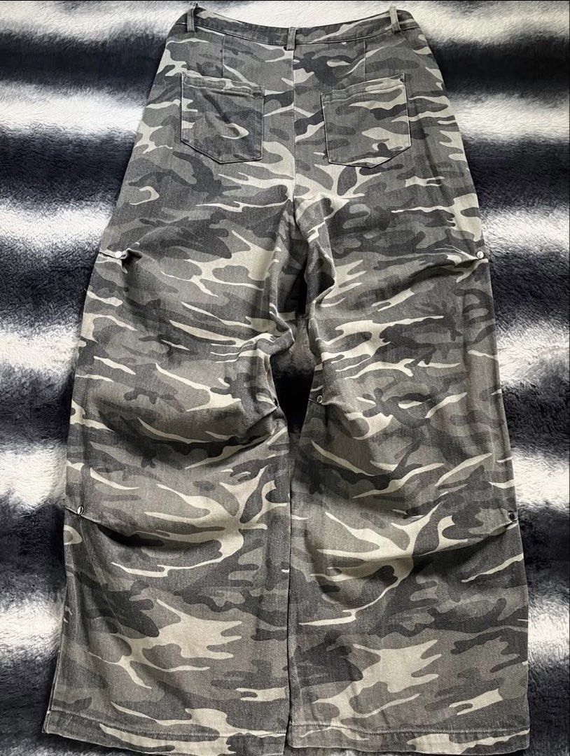 Sanfu Camou Pants (Category: Jeans) located in Pasig City. Submitted by charles.sevilla (Listing ID 1465891291, Image 2). Description: Sanfu Camou Pants Size on tag: L Waist 29-30 Length 40 Thigh 13.5 Leg opening 11.5.