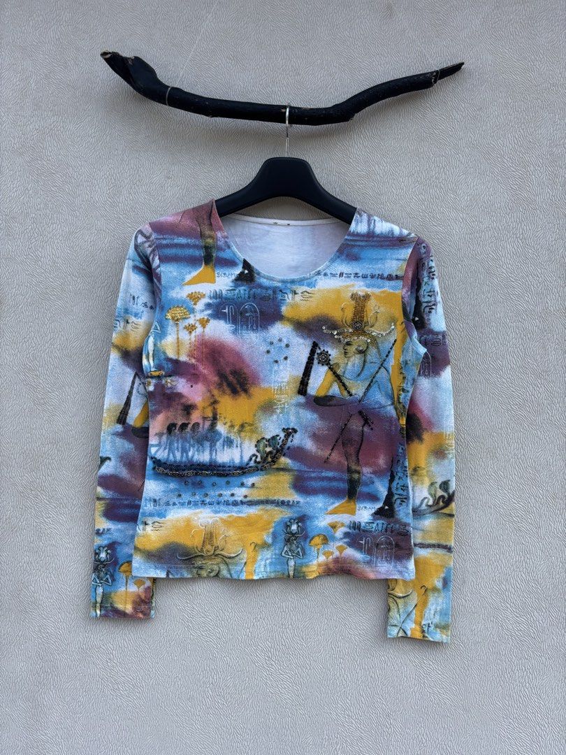 Save the Queen Longsleeve (Category: Shirts) located in Baybay. Submitted by thrift.ed2023 (Listing ID 1465777811, Image 1). Description: Save the Queen Longsleeve Medium to Large 17x22 No Issue Good as New .