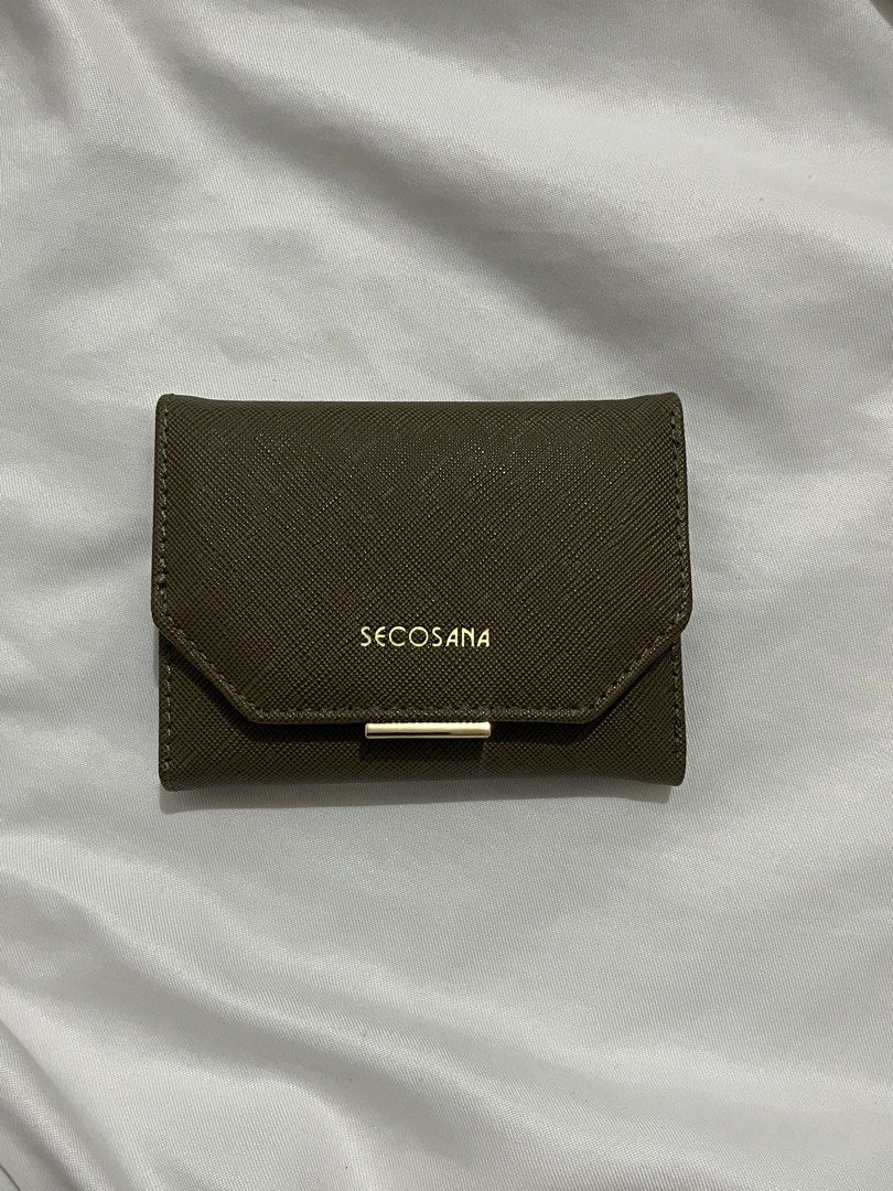 Secosana Wallet (Category: Wallets & Card holders) located in Las Pinas. Submitted by pinkgelato (Listing ID 1465930970, Image 1). Description: bought for 499, good as new rfs: got a different color.