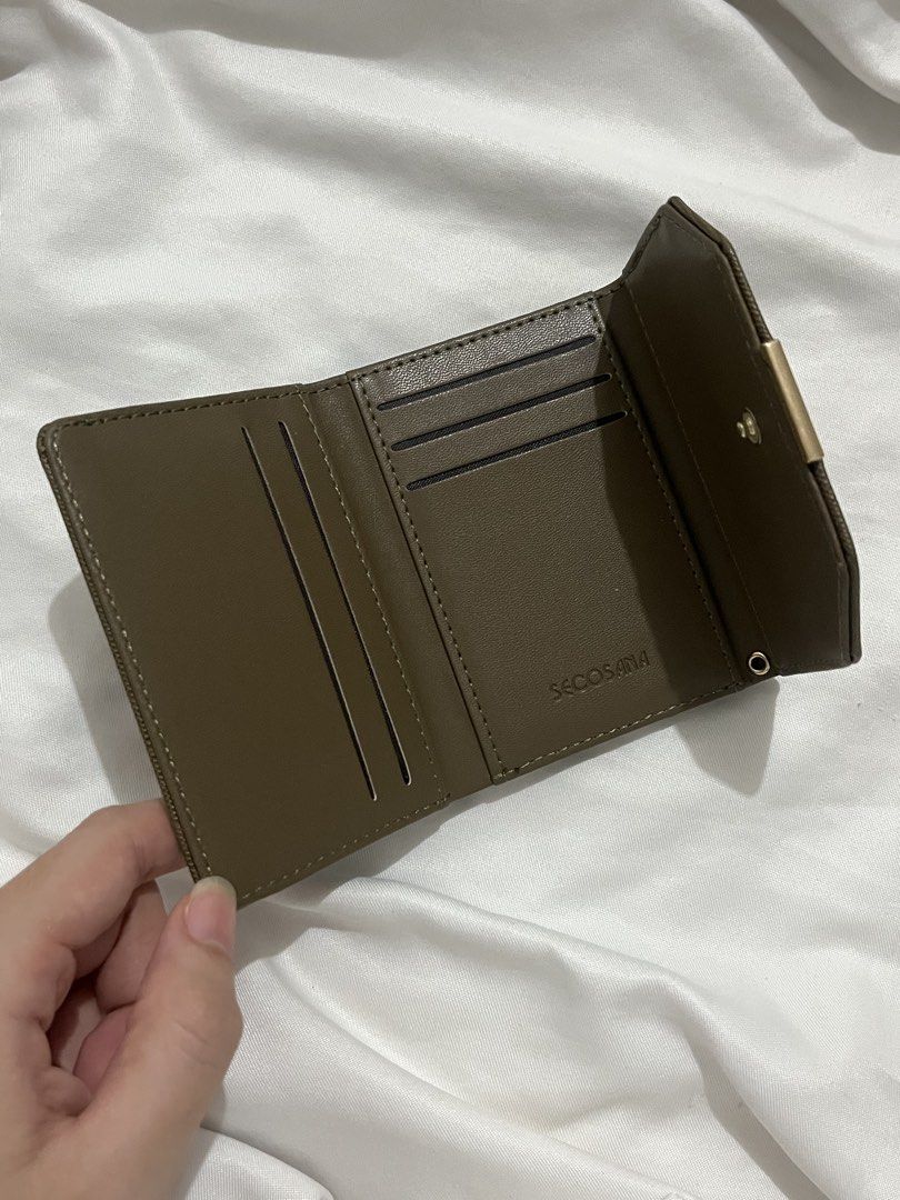 Secosana Wallet (Category: Wallets & Card holders) located in Las Pinas. Submitted by pinkgelato (Listing ID 1465930970, Image 3). Description: bought for 499, good as new rfs: got a different color.