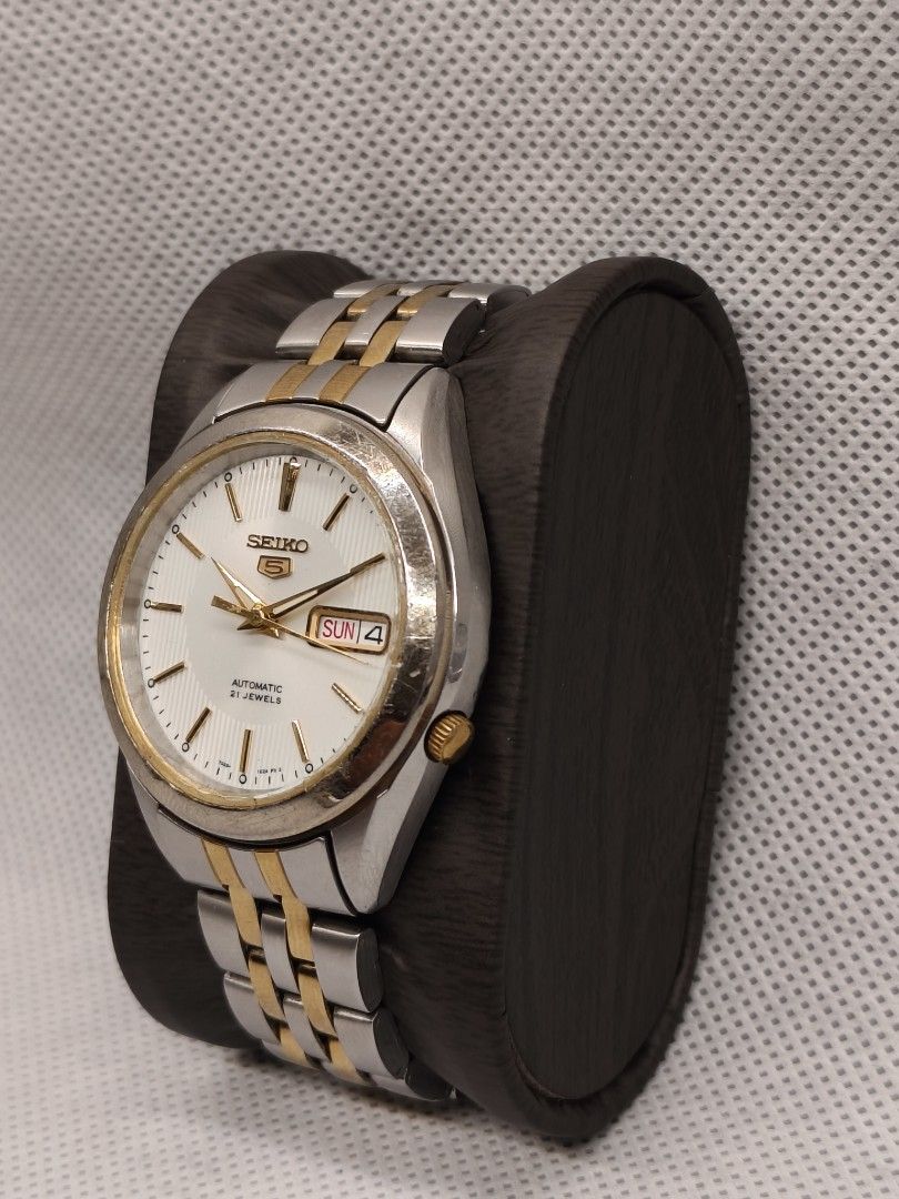 Seiko 5 Automatic 21 Jewels (Model: SNKL24) (Category: Men's Watches) located in Pasig City. Submitted by timepiece-and-co (Listing ID 1465794500, Image 3). Description: Specifications Movement: Seiko Caliber 7S26 Automatic (Self-winding, 21 Jewels, ~41 hours power reserve) Case Diameter: 38 mm Case & Bracelet: Two-tone stainless steel with a gold-plated bezel and matching gold-accented center links. Dial Features: White/silver sunray dial with l