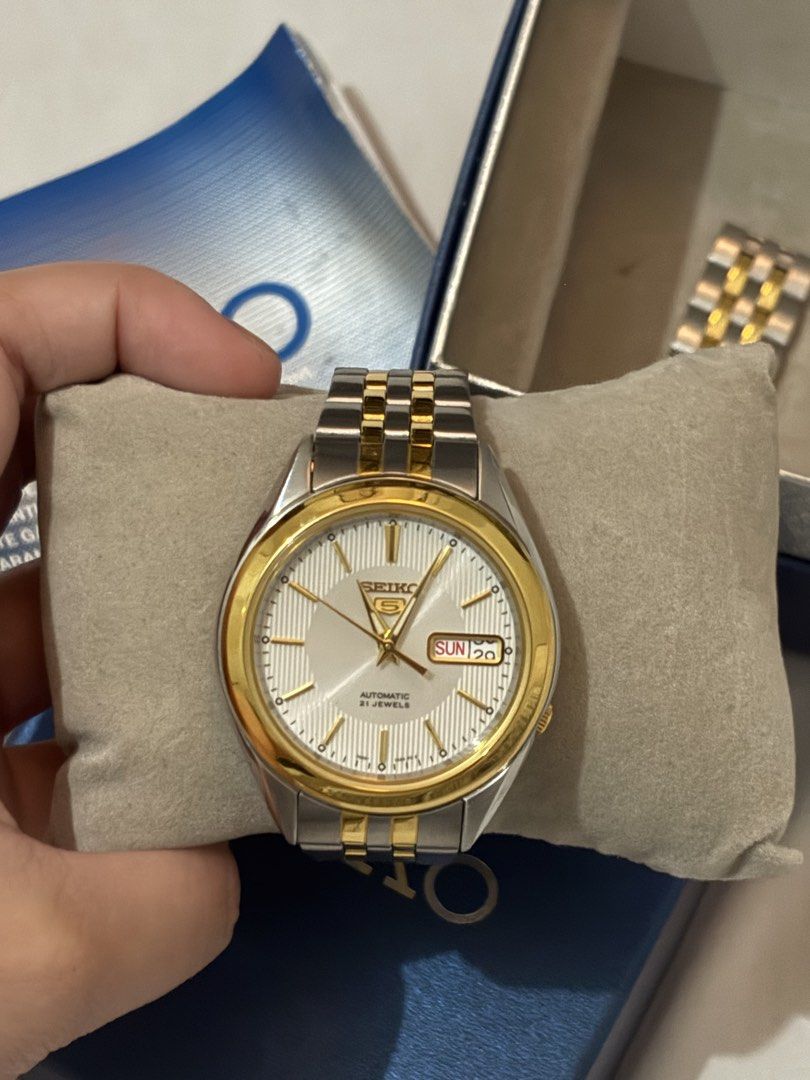Seiko Watch (Category: Men's Watches) located in Lipa City. Submitted by cess.declutter (Listing ID 1464719280, Image 2). Description: Authentic With Certificate of Guarantee Used twice With box normal signs of use super ganda and kinang pa di lang nabibigyan ng justice ng camera 📍Lipa .