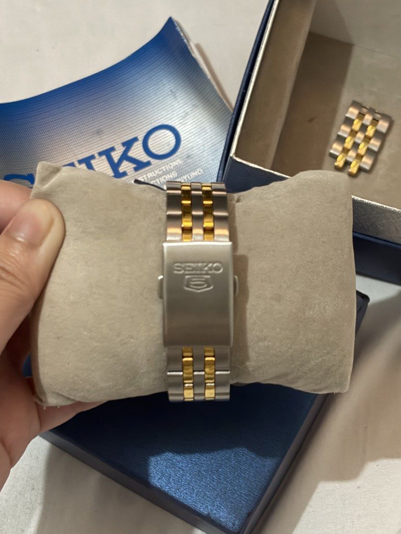 Seiko Watch (Category: Men's Watches) located in Lipa City. Submitted by cess.declutter (Listing ID 1464719280, Image 3). Description: Authentic With Certificate of Guarantee Used twice With box normal signs of use super ganda and kinang pa di lang nabibigyan ng justice ng camera 📍Lipa .