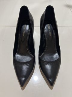 (Category: ) located in . Submitted by miss.manolos.closet (Listing ID 1465929762, Image 1). Description: .