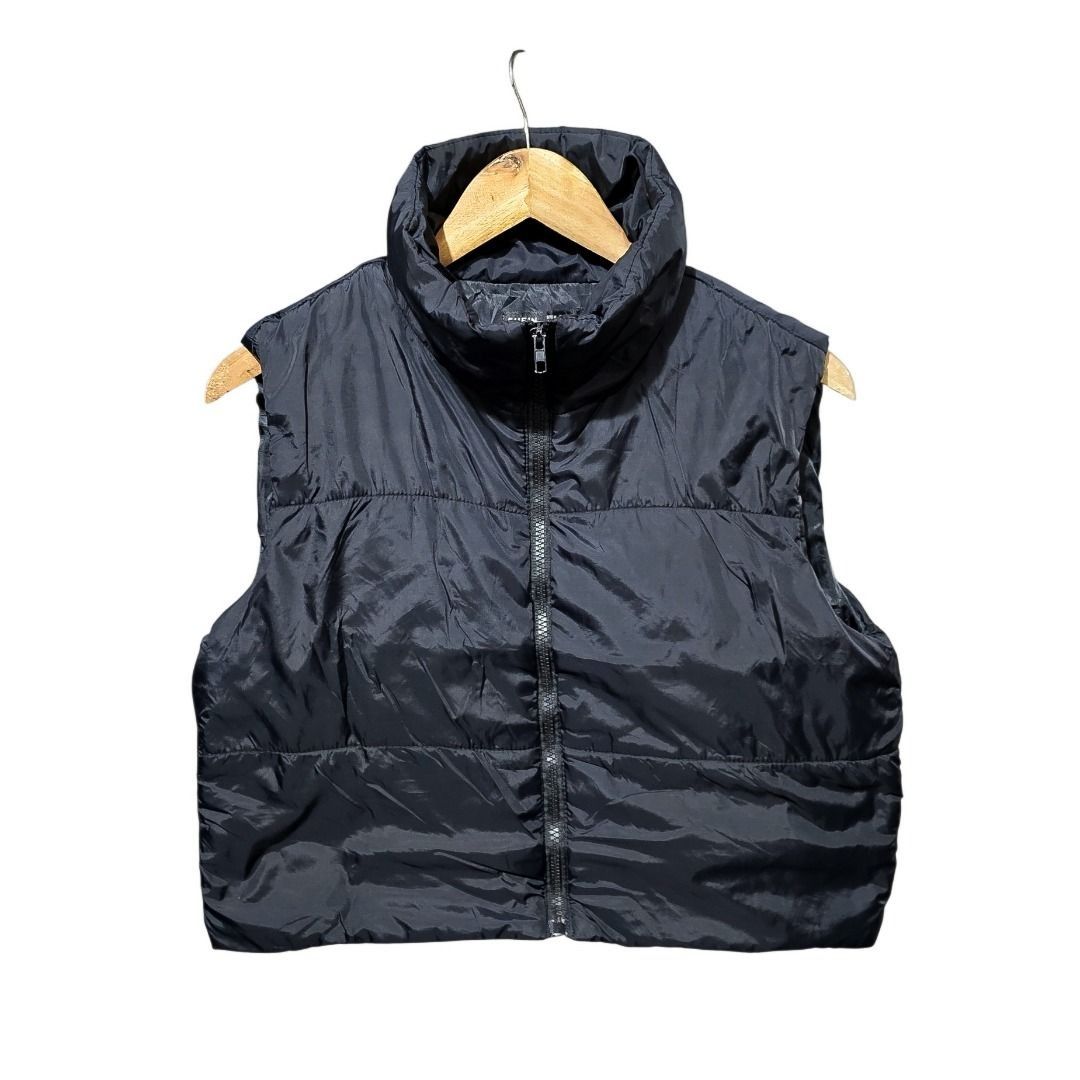 Shein Black Cropped Puffer Vest (Category: Coats, Jackets and Outerwear) located in Las Pinas. Submitted by theloopcloset (Listing ID 1465903183, Image 1). Description: Shein Black Cropped Puffer Vest Size: Medium on tag Dimensions: 20W x 18.5L 250+sf.