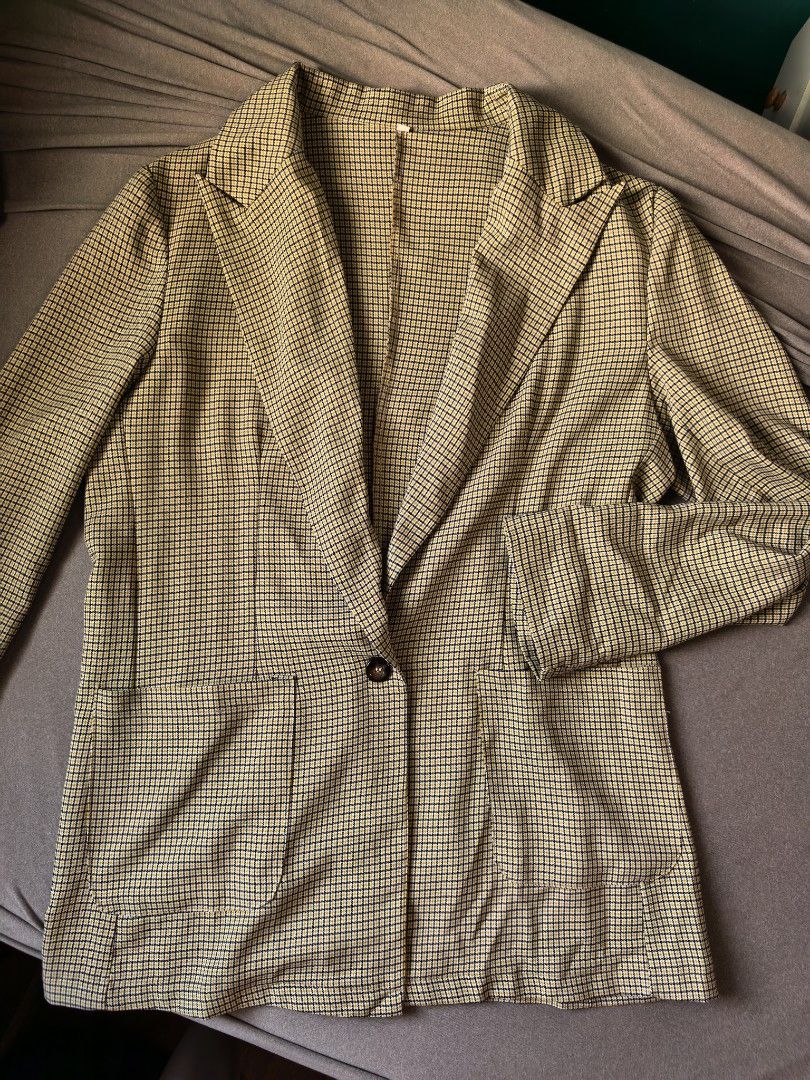 Shein Checkered Blazer (Category: Longsleeves) located in Manila. Submitted by wonderandtravel (Listing ID 1465862540, Image 1). Description: worn a few times can fit upto medium size ☺️.