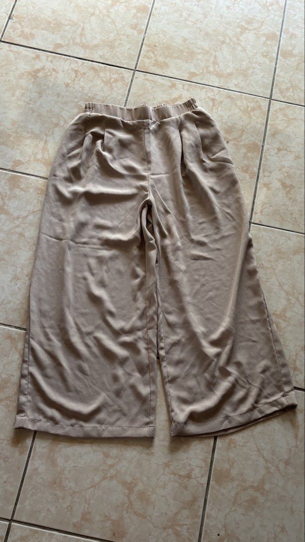 Shein wide leg brown trousers (Category: Other Bottoms) located in Iligan City. Submitted by shop.kayescloset (Listing ID 1465809032, Image 1). Description: We offer carefully selected pre-loved items that are good as new unless stated otherwise. Some pieces may have light, washable stains, but rest assured we do our best to provide quality and affordable finds. 📦 Shipping & Delivery For customers in Iligan City, delivery can be arranged via Max