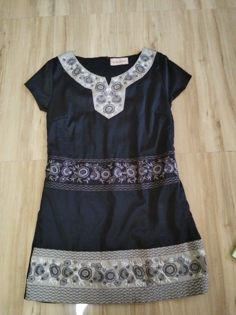 Short sleeve embroidery pattern Vneck dress (Category: Evening dresses & gowns) located in Calasiao. Submitted by alluringvenus.thriftshop (Listing ID 1465789255, Image 3). Description: very good condition like new from 🇺🇲 Package.