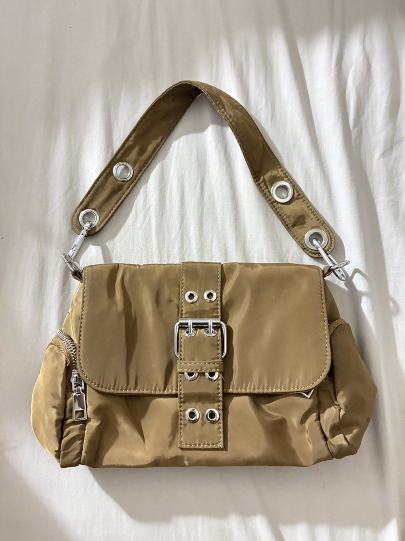 Shoulder bag (Category: Shoulder Bags) located in Manila. Submitted by leyangssh (Listing ID 1465767210, Image 3). Description: .