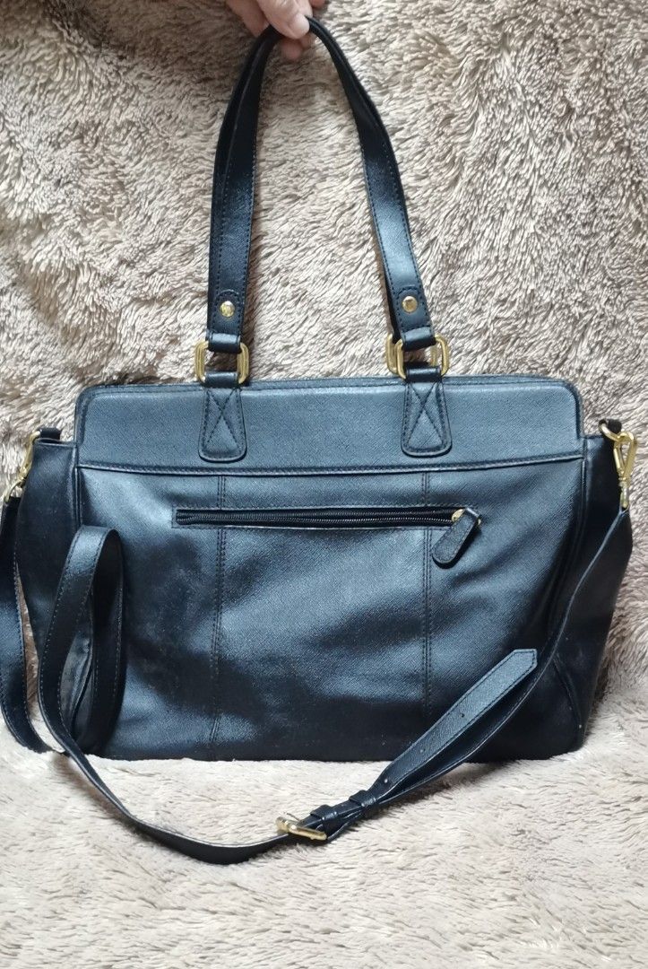 Shoulder bag/Sling bag (Category: Shoulder Bags) located in Lucena. Submitted by Miss_KitKitYow (Listing ID 1465946259, Image 2). Description: Might consider😊😊 ⚠️MOP - G**SH ⚠️MOD - J&T ⚠️No COD 📌pics upon request.