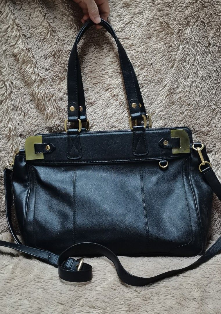 Shoulder bag/Sling bag (Category: Shoulder Bags) located in Lucena. Submitted by Miss_KitKitYow (Listing ID 1465946259, Image 1). Description: Might consider😊😊 ⚠️MOP - G**SH ⚠️MOD - J&T ⚠️No COD 📌pics upon request.