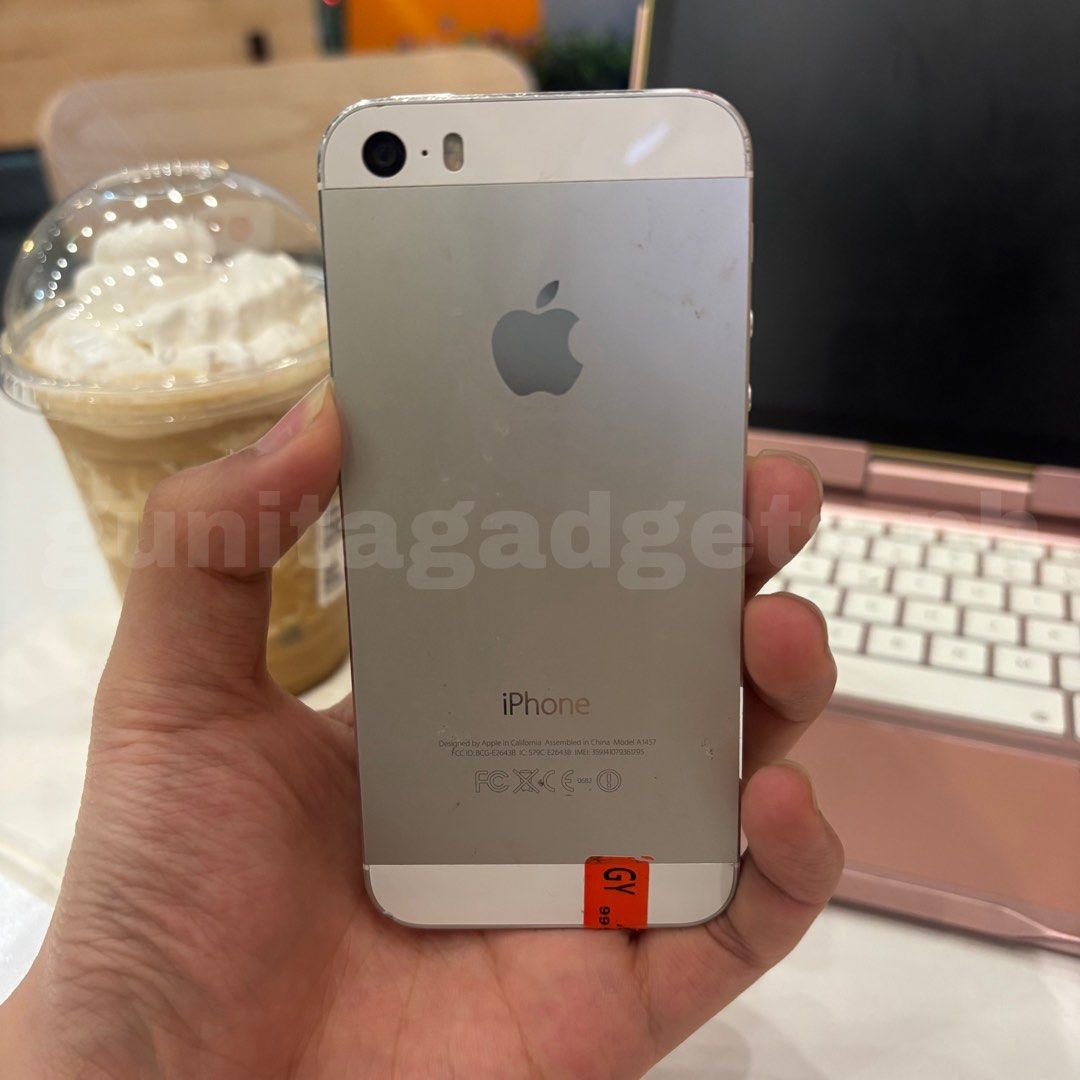 Silver iPhone 5s (16GB) (Category: Cameras) located in Quezon City. Submitted by gunitagadgets.ph (Listing ID 1465784588, Image 1). Description: TEXT ME TO ORDER!!! hello people! selling my 5S 16GB Silver 📸 Original pre-owned Apple unit, mainly recommended for digicam use, Apple Music, and casual use. Details: • Wi-Fi only • AirDrop works • Touch ID / fingerprint works • Sound working • All buttons working • Front & back cameras working • Back c
