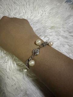 (Category: ) located in . Submitted by aprilluxcloset0812 (Listing ID 1465919721, Image 1). Description: .